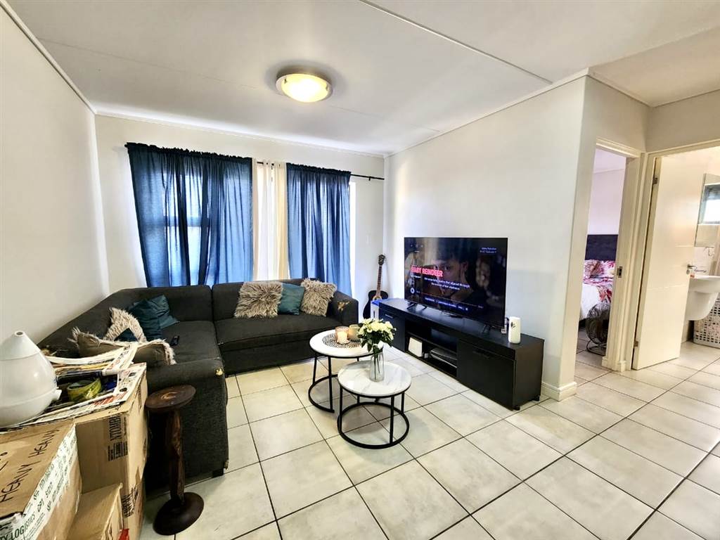 1 Bed Apartment in Gordons Bay Central photo number 3