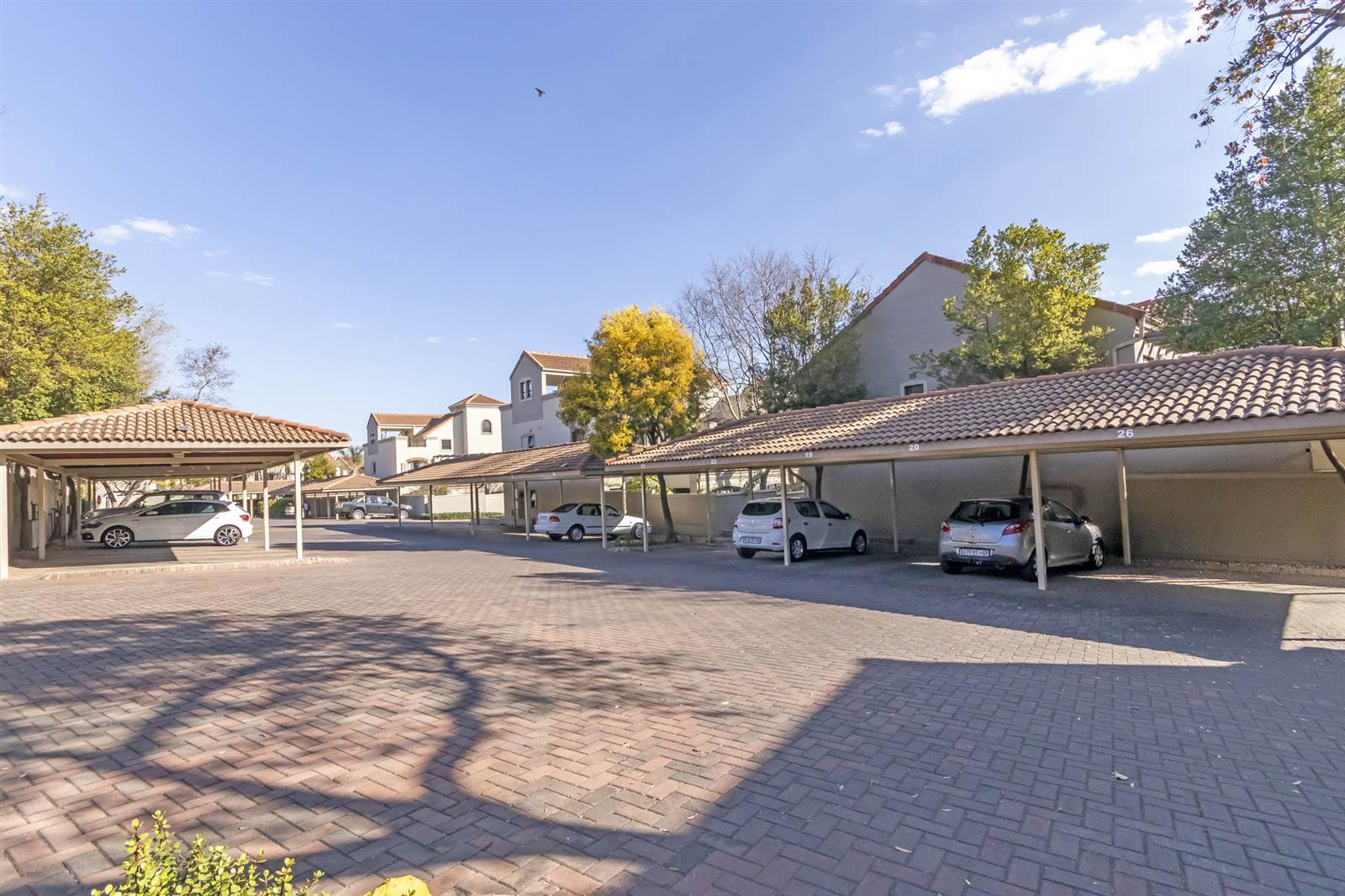1 Bed Apartment in Douglasdale photo number 23