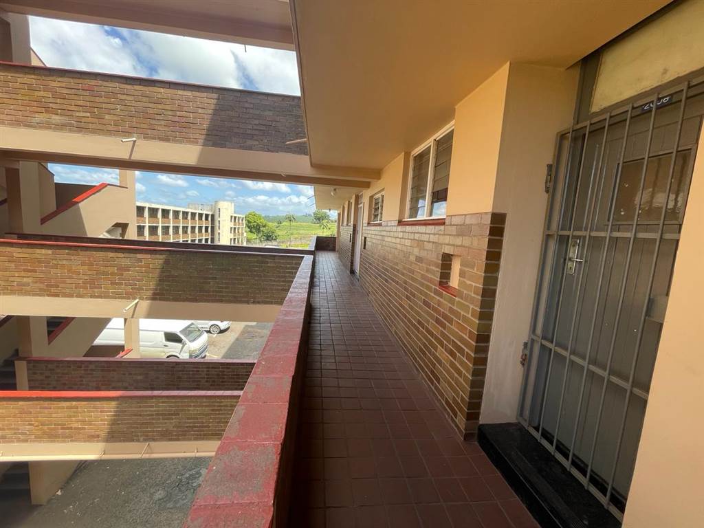 1 Bed Apartment in Empangeni Central photo number 2
