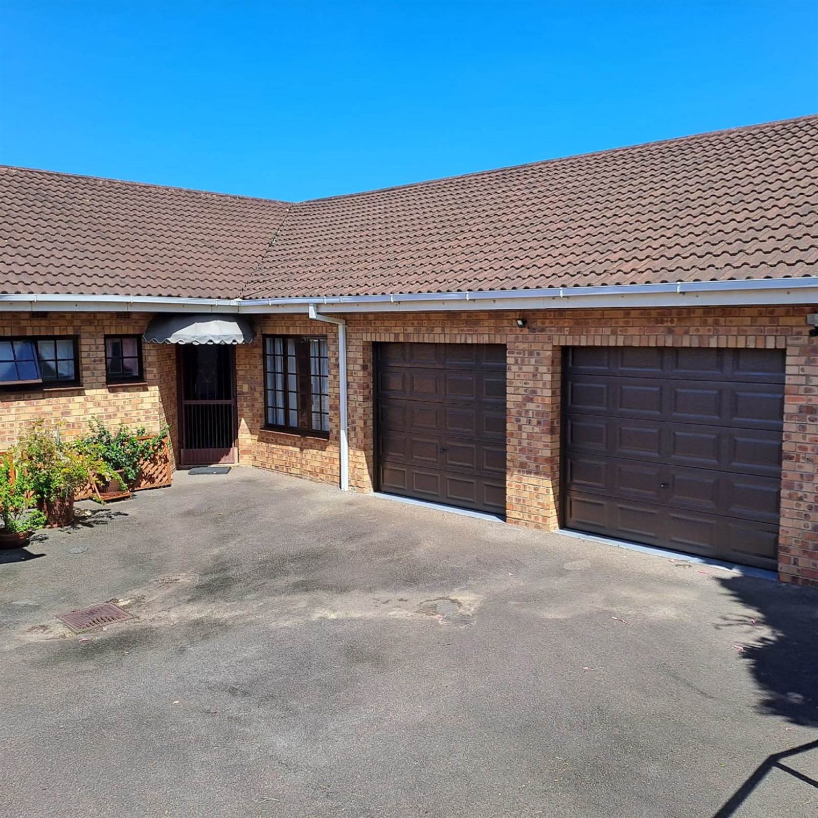 4 Bed House in Scottburgh South photo number 2