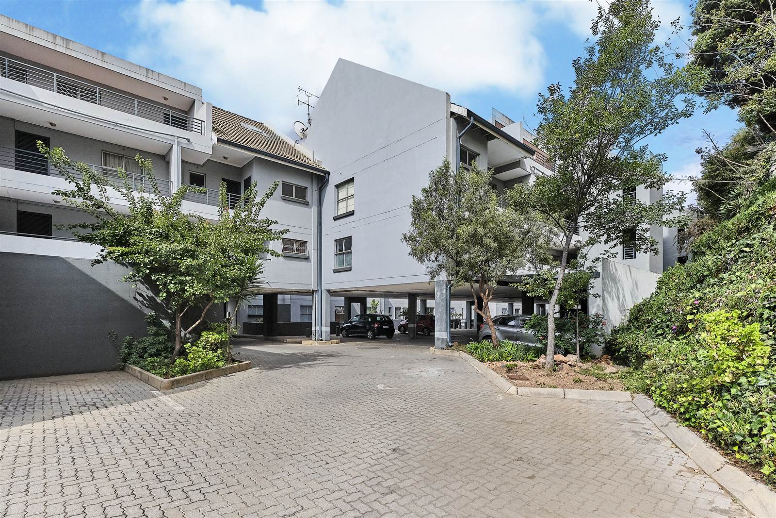 1 Bed Apartment in Northcliff photo number 12