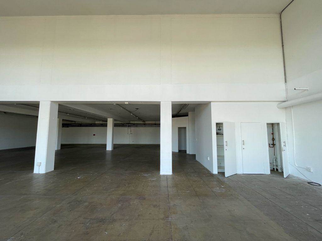 387  m² Industrial space in Laser Park photo number 3