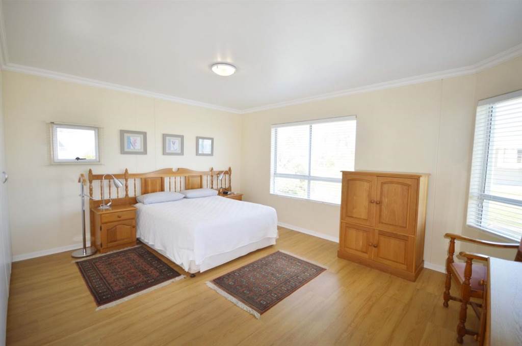 4 Bed Apartment in Greenways Golf Estate photo number 4