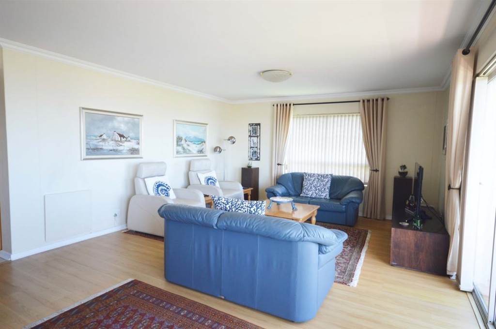 4 Bed Apartment in Greenways Golf Estate photo number 7