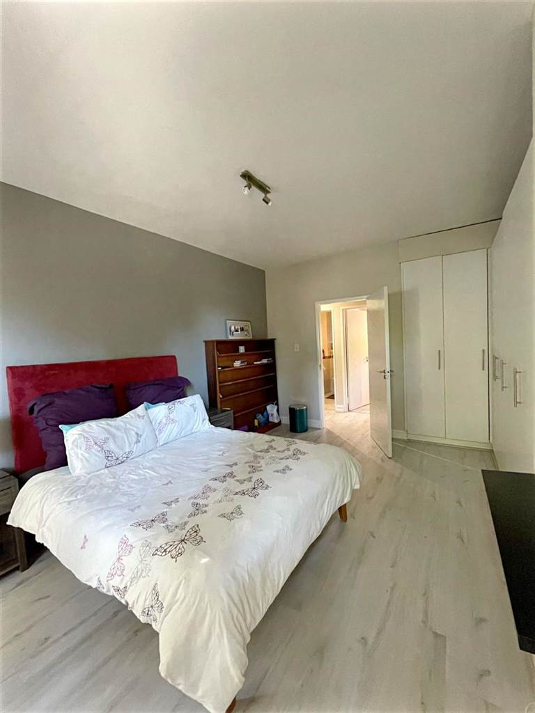 1 Bed Apartment in Saxonwold photo number 8