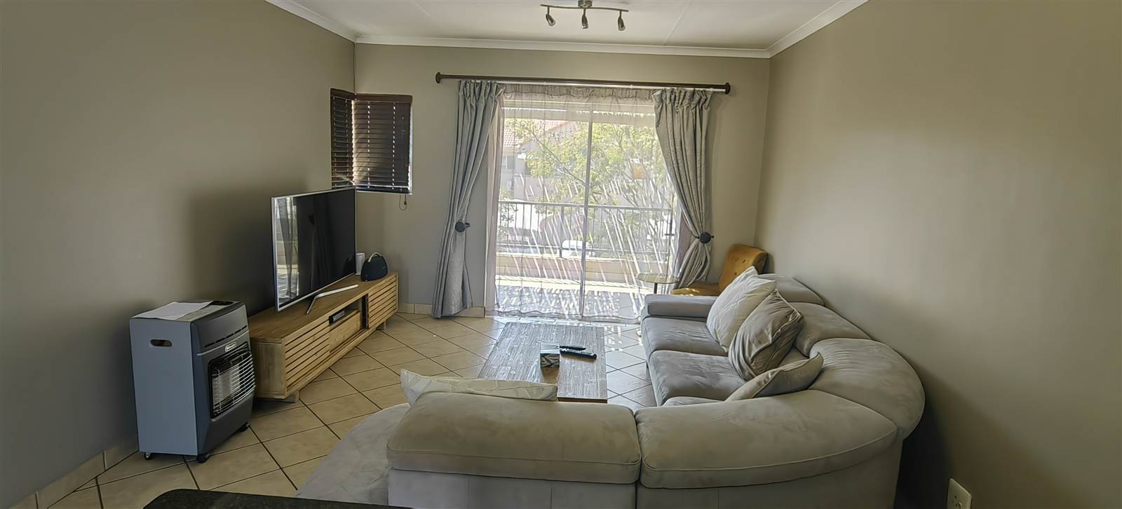 2 Bed Apartment in Hazeldean (Silverlakes Surroundings) photo number 7