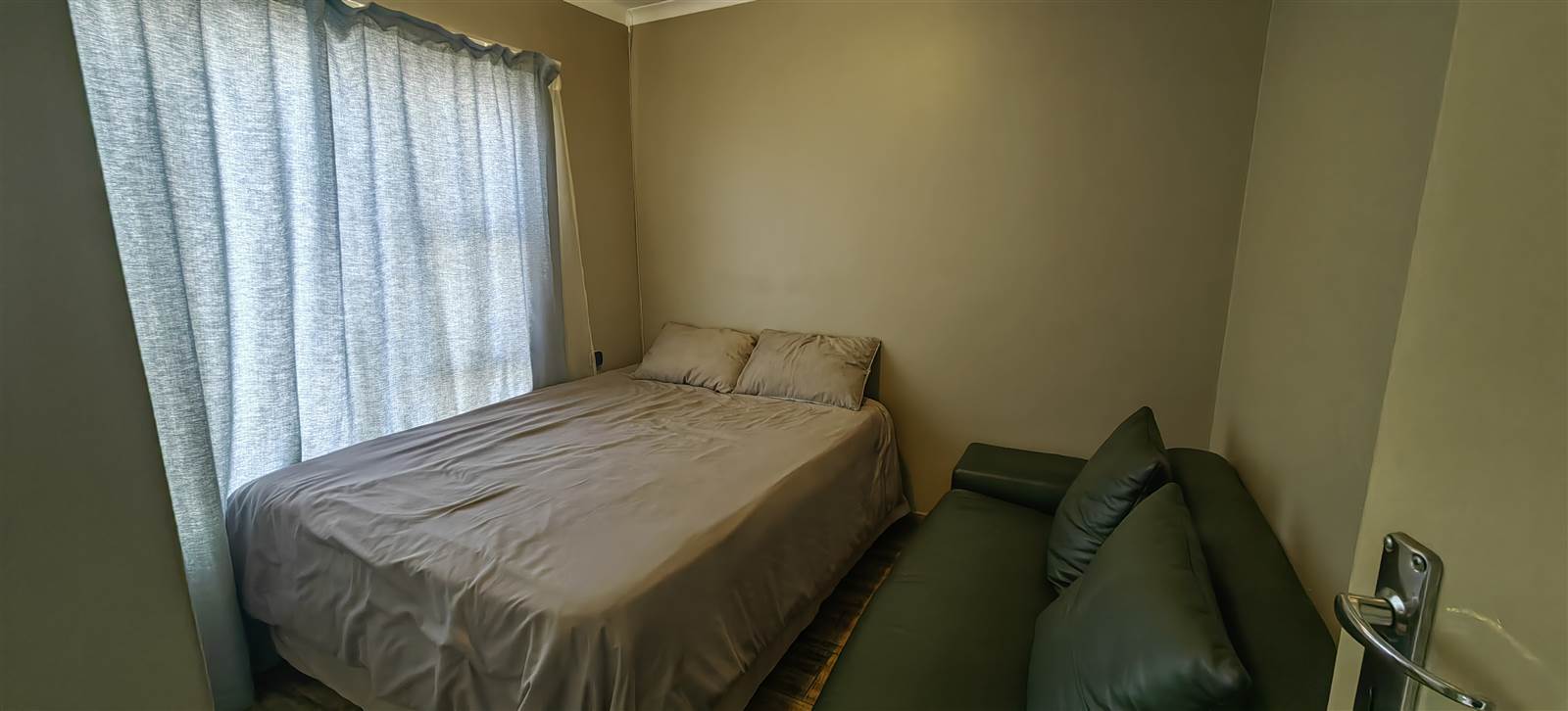 2 Bed Apartment in Hazeldean (Silverlakes Surroundings) photo number 9