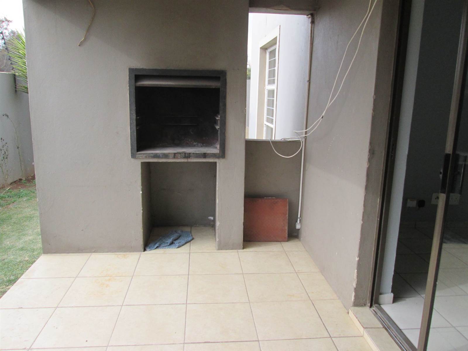 2 Bed Townhouse in Brenthurst photo number 12