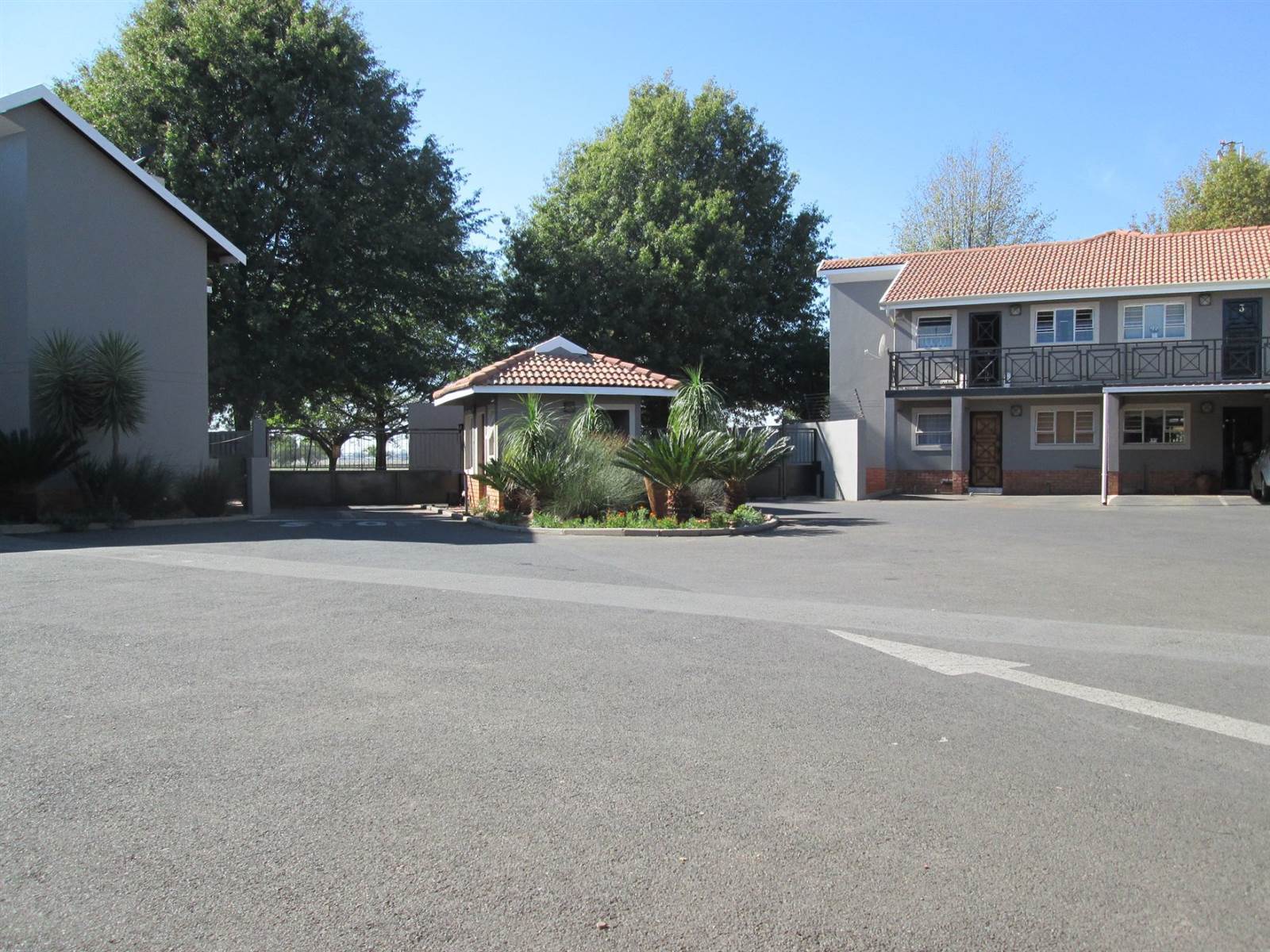 2 Bed Townhouse in Brenthurst photo number 16