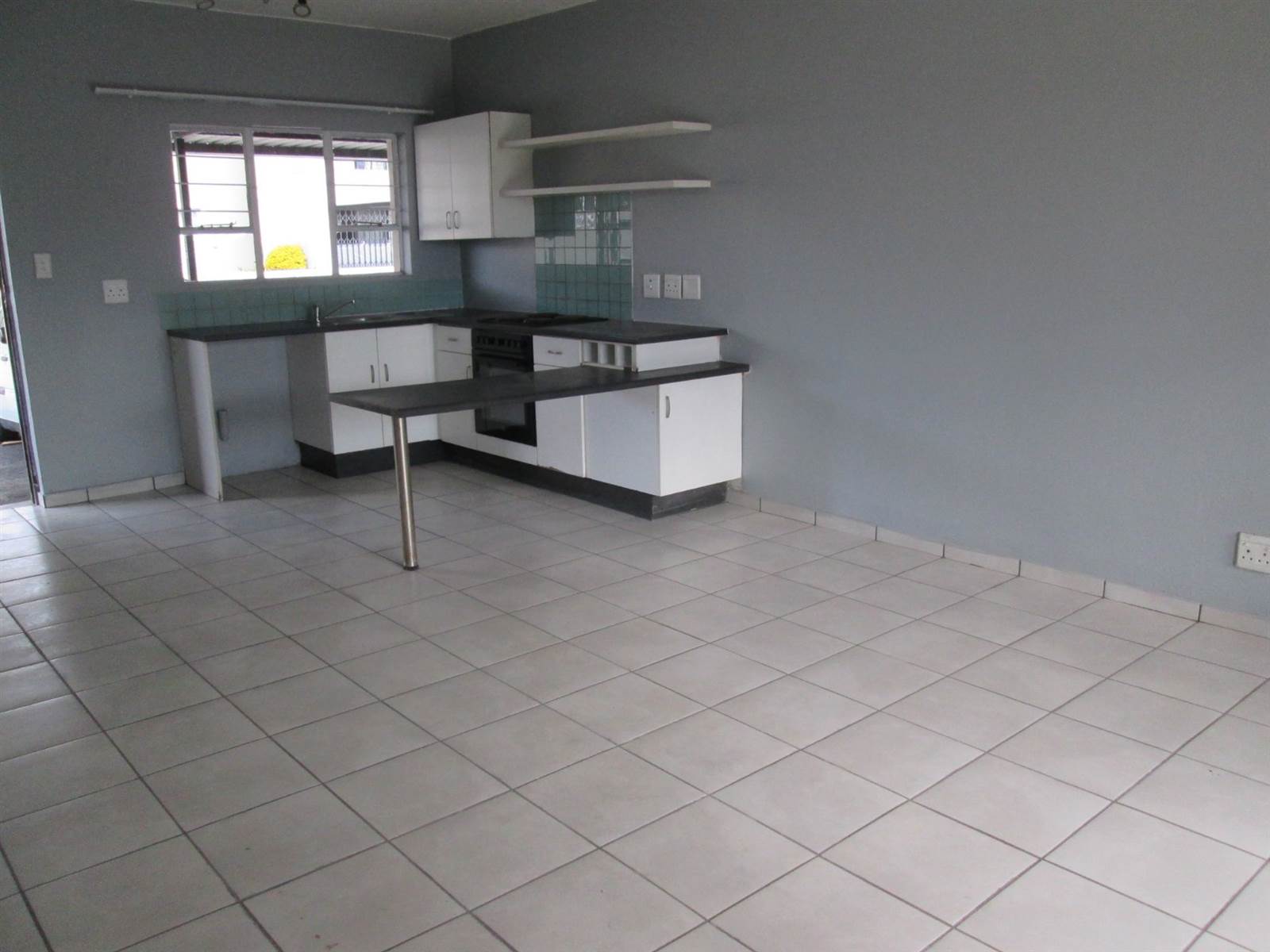 2 Bed Townhouse in Brenthurst photo number 4