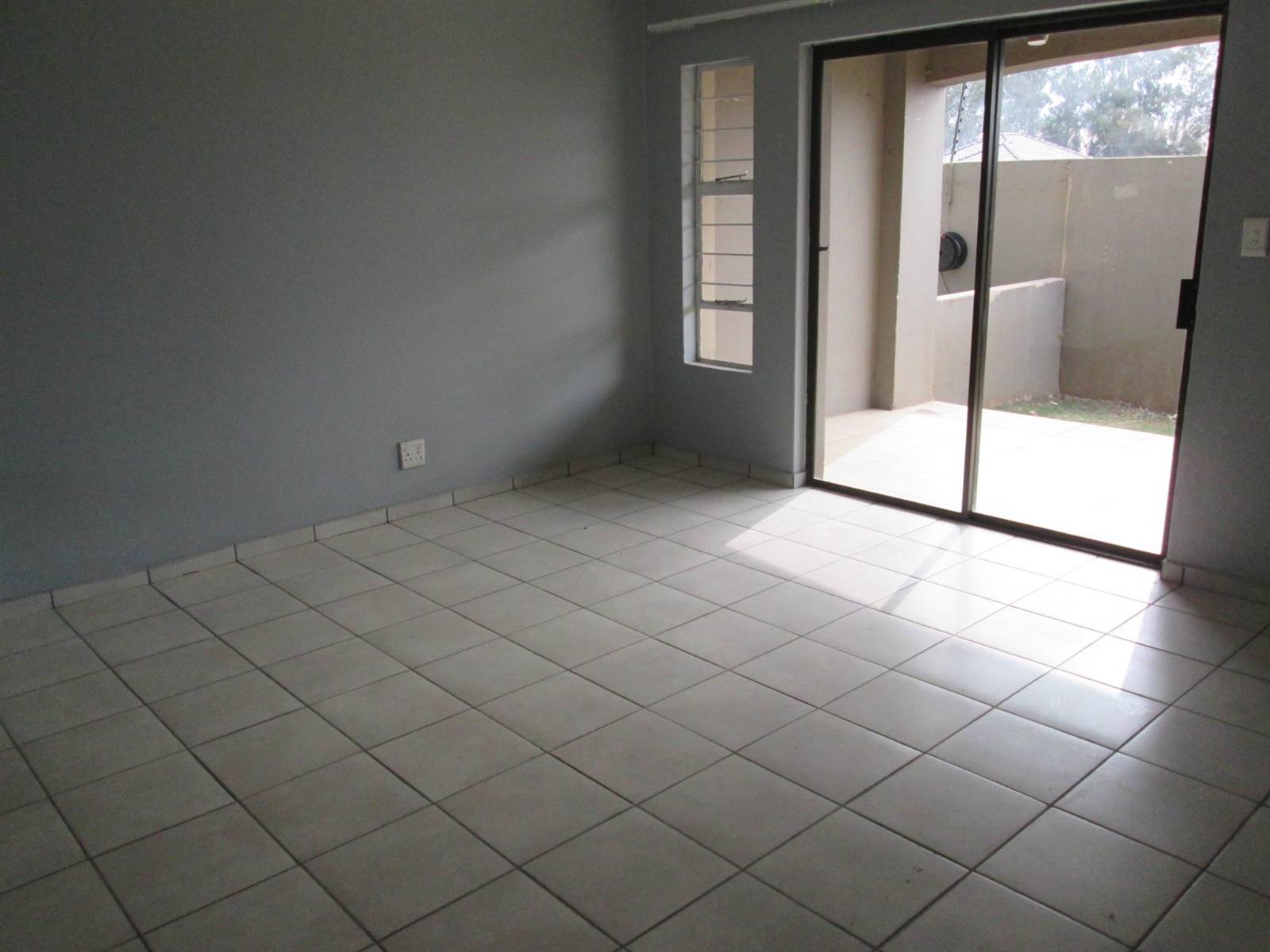 2 Bed Townhouse in Brenthurst photo number 5
