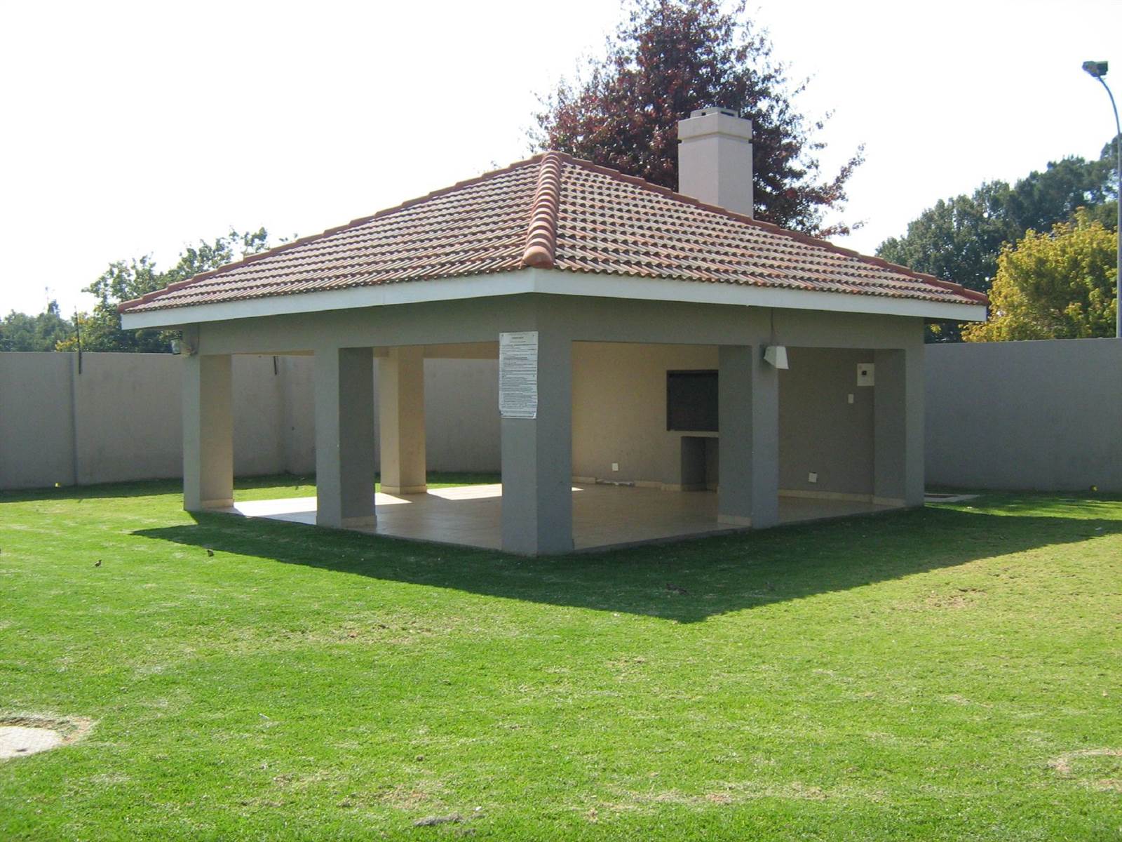 2 Bed Townhouse in Brenthurst photo number 15