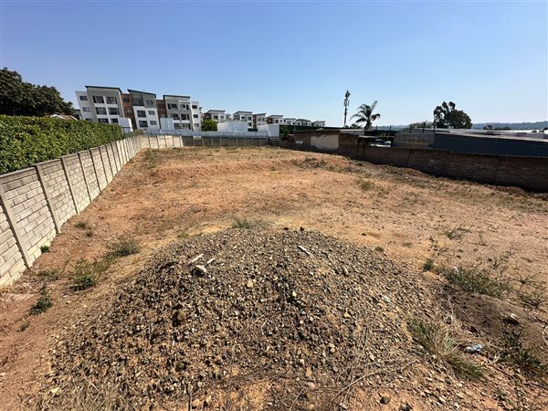 1 082 m² Land