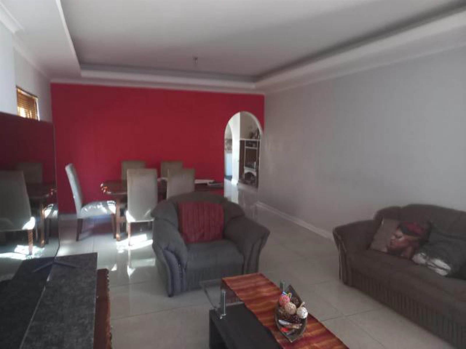 3 Bed House in Uitenhage Central photo number 3