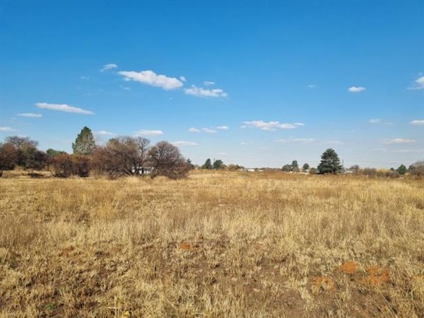 8977 m² Land available in Kookrus