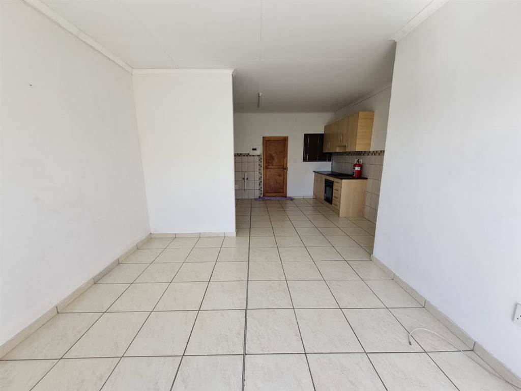 3 Bed Townhouse in Bloemfontein photo number 5