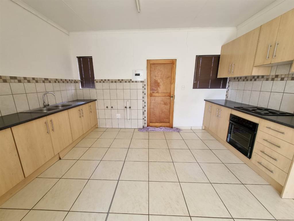 3 Bed Townhouse in Bloemfontein photo number 3