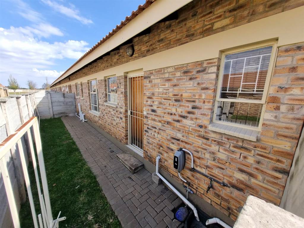 3 Bed Townhouse in Bloemfontein photo number 17
