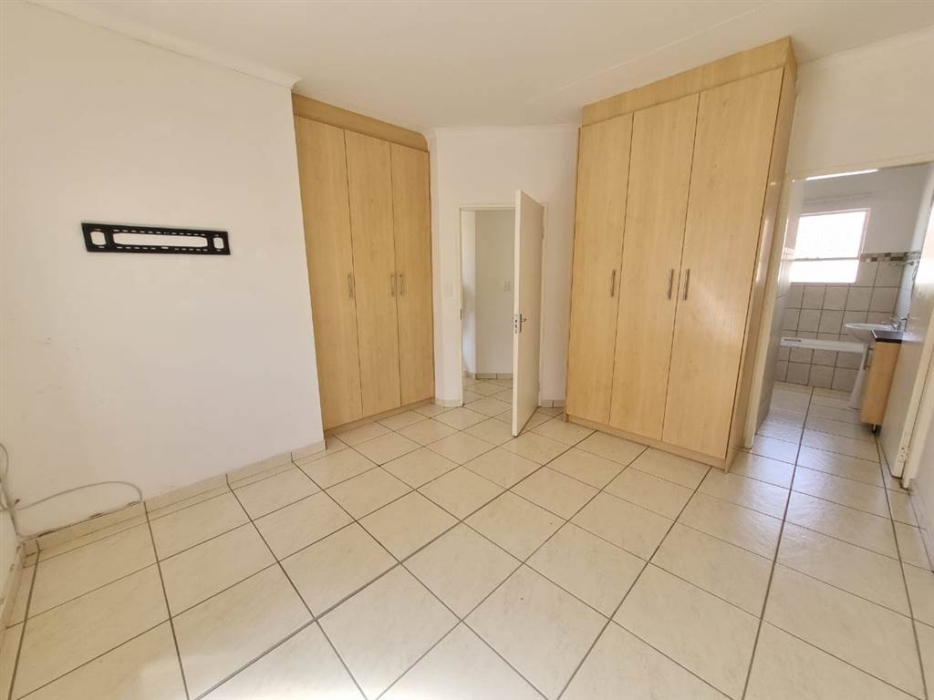 3 Bed Townhouse in Bloemfontein photo number 8