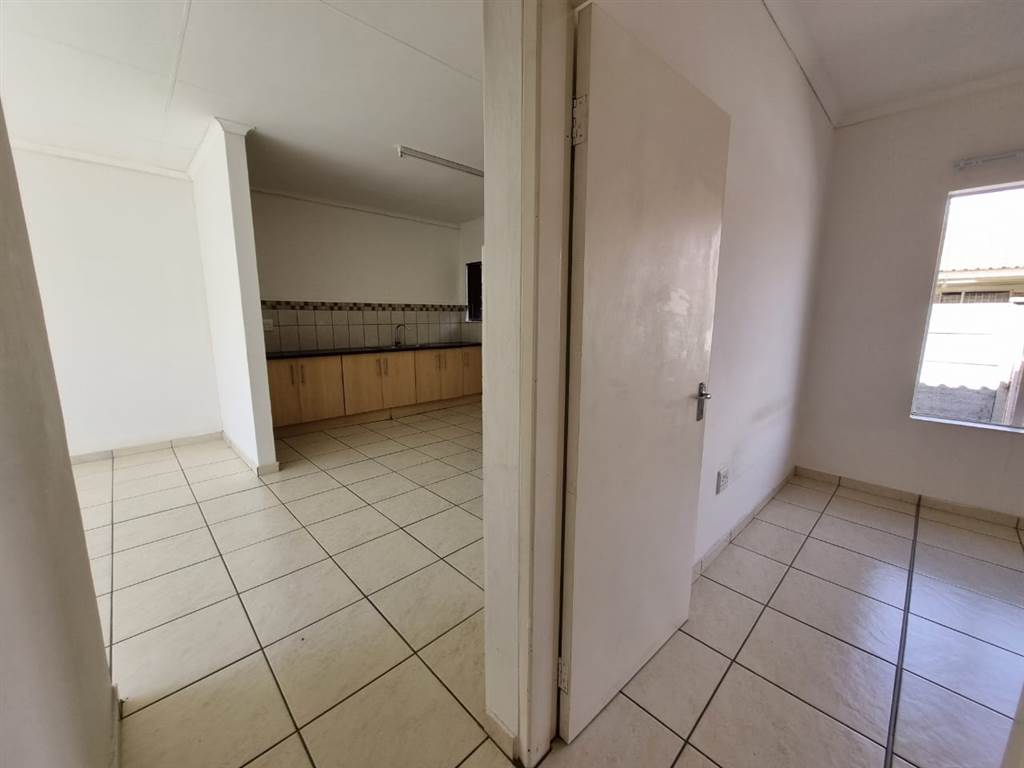 3 Bed Townhouse in Bloemfontein photo number 9