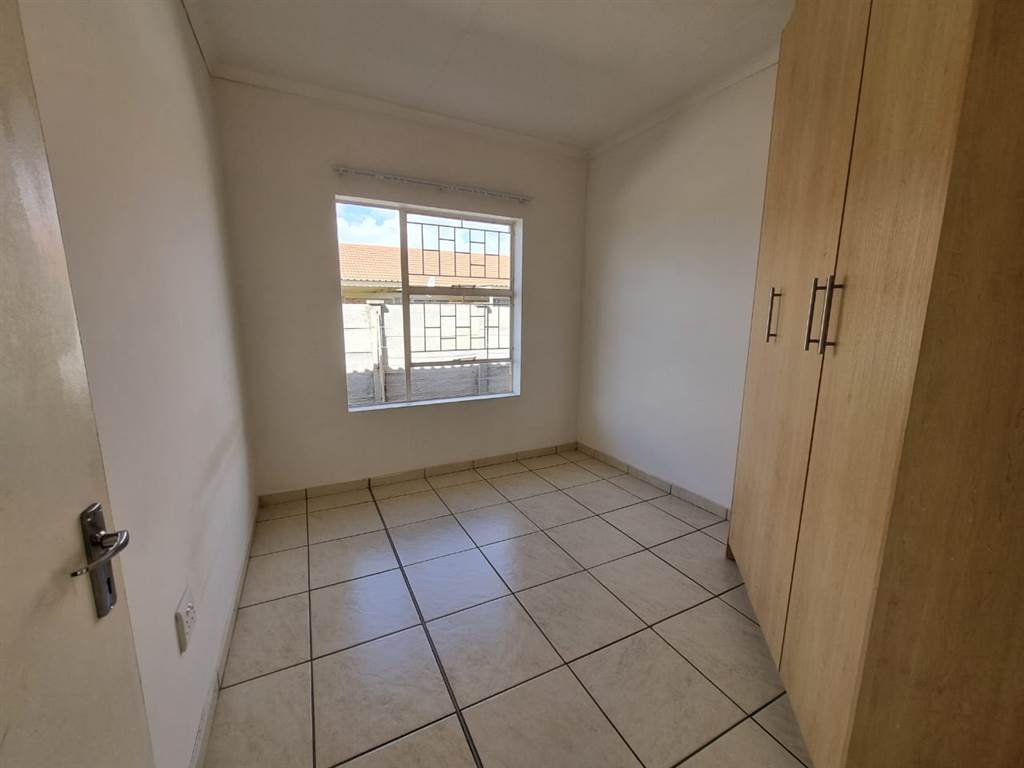 3 Bed Townhouse in Bloemfontein photo number 6