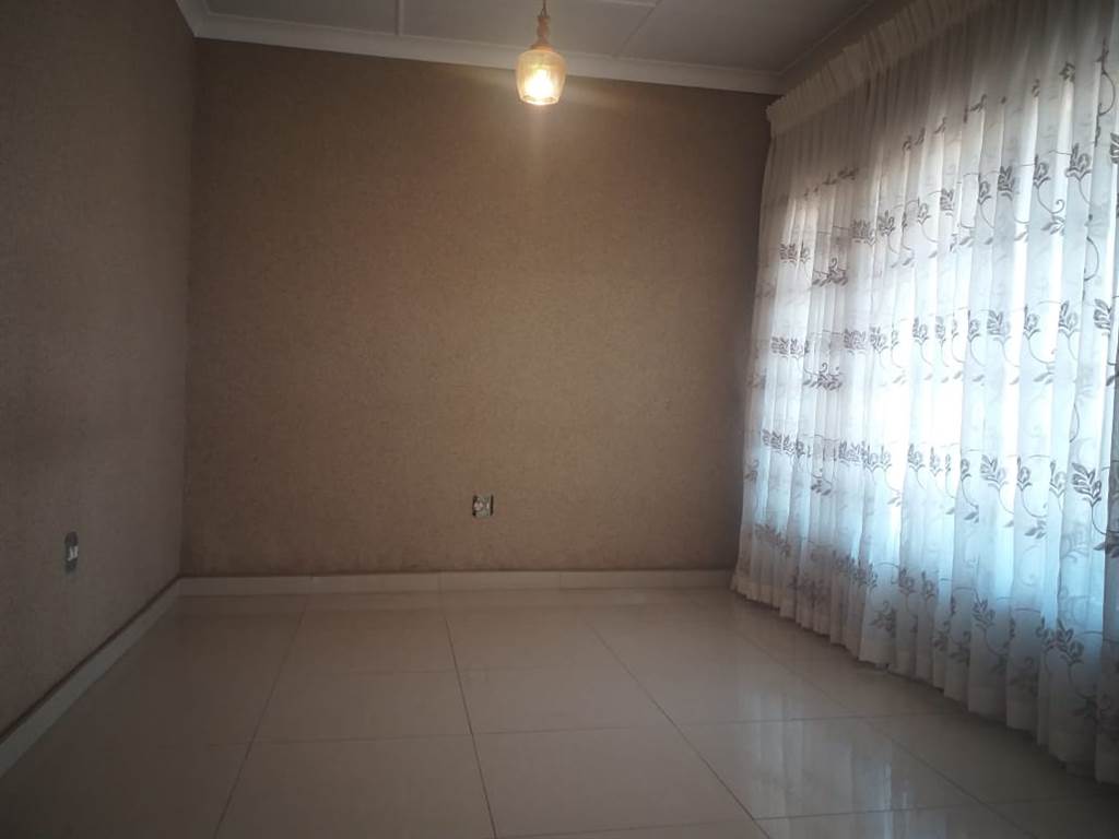 2 Bed House in Mofolo North photo number 11