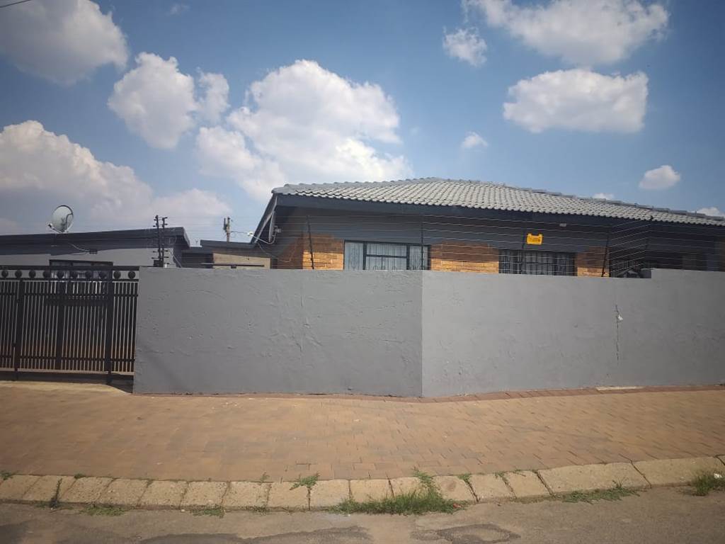 2 Bed House in Mofolo North photo number 22