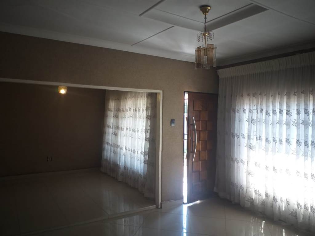 2 Bed House in Mofolo North photo number 20