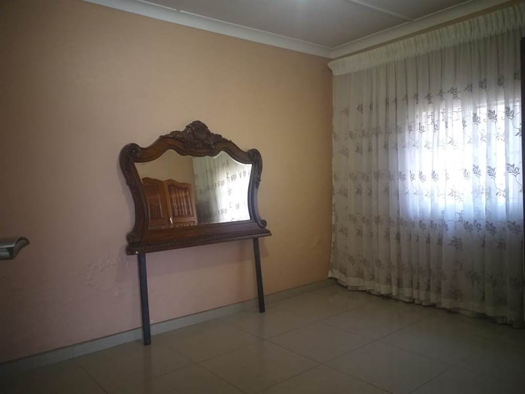 2 Bed House in Mofolo North photo number 18