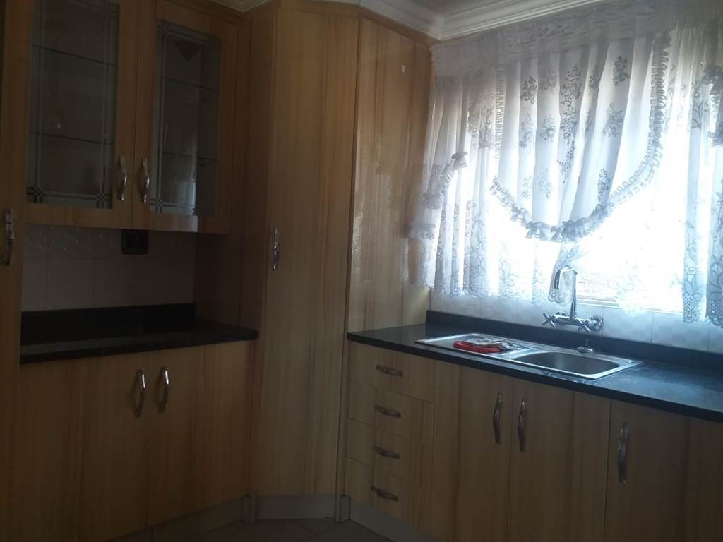 2 Bed House in Mofolo North photo number 7