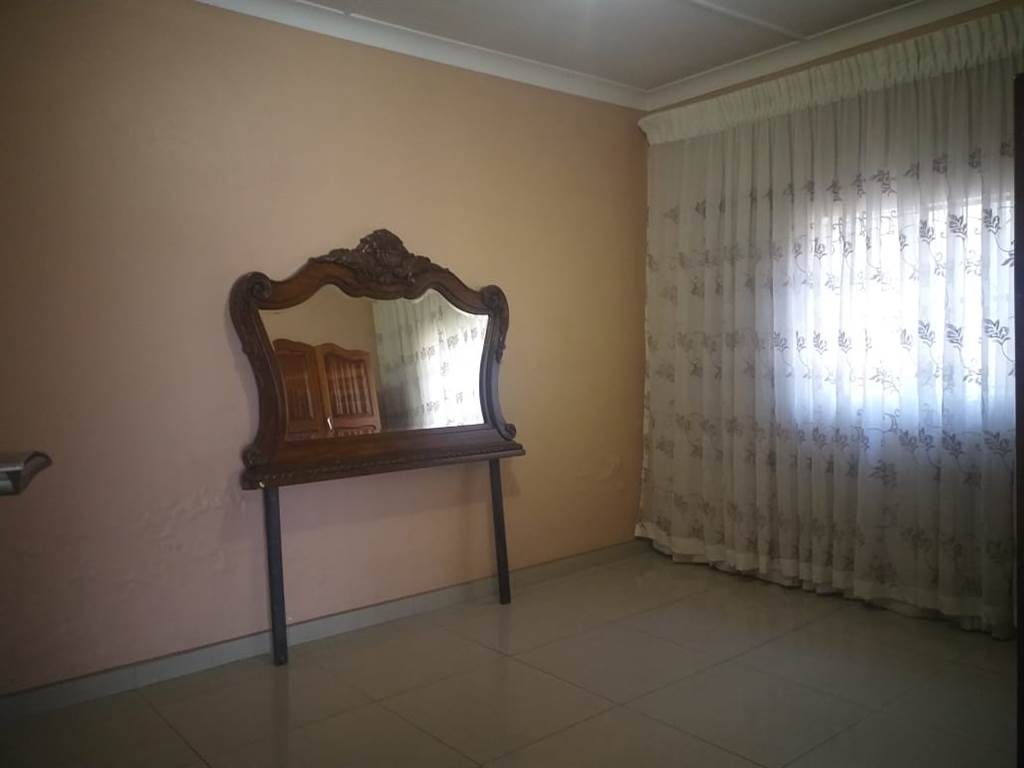 2 Bed House in Mofolo North photo number 13