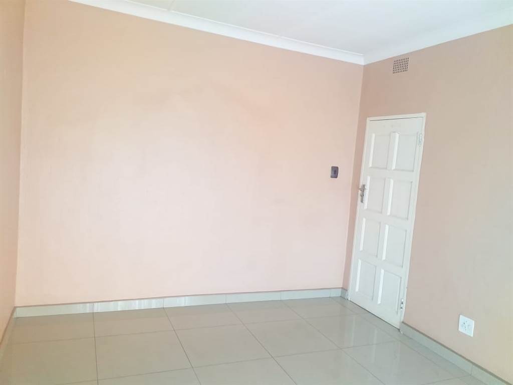 2 Bed House in Mofolo North photo number 5