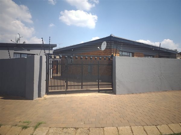 2 Bed House in Mofolo North