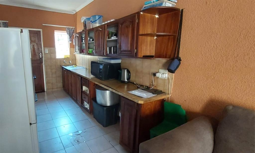 2 Bed Townhouse in Rustenburg Central photo number 3