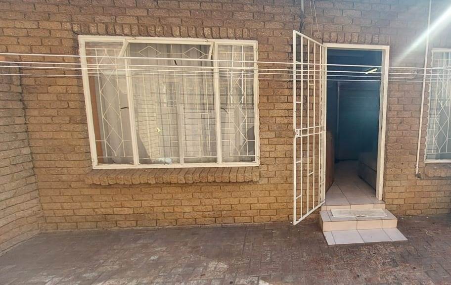 2 Bed Townhouse in Rustenburg Central photo number 8