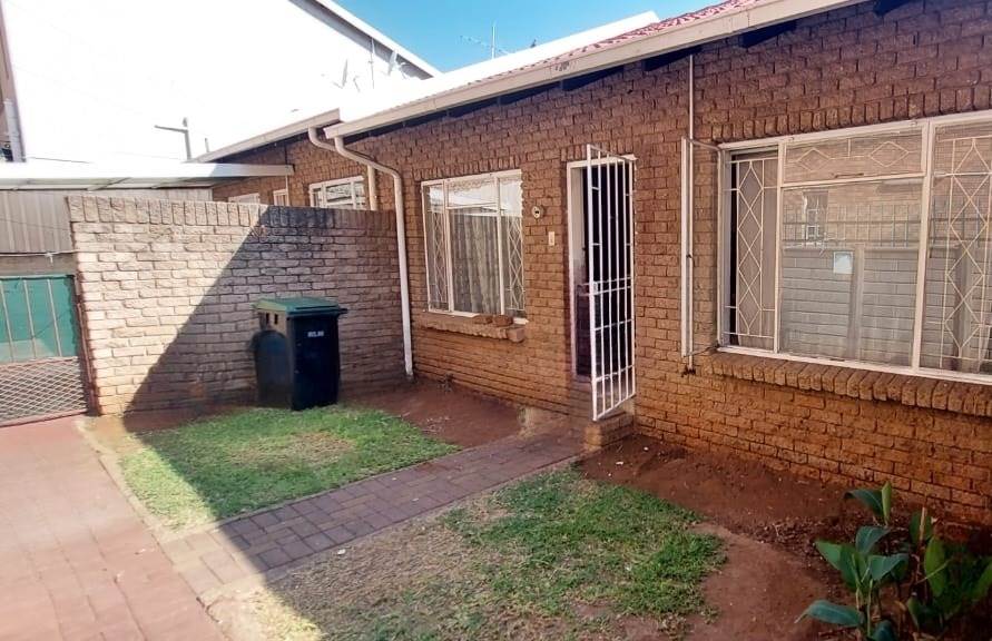 2 Bed Townhouse in Rustenburg Central photo number 1