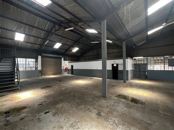 1 100  m² Industrial space