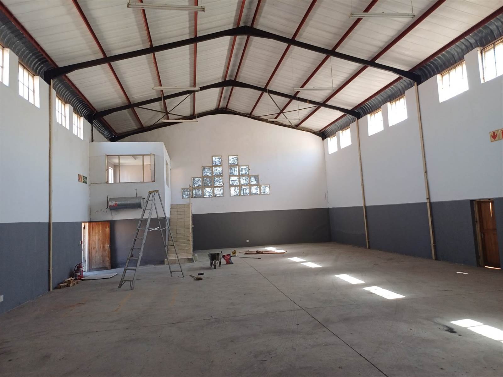 362  m² Industrial space in Ladanna photo number 1