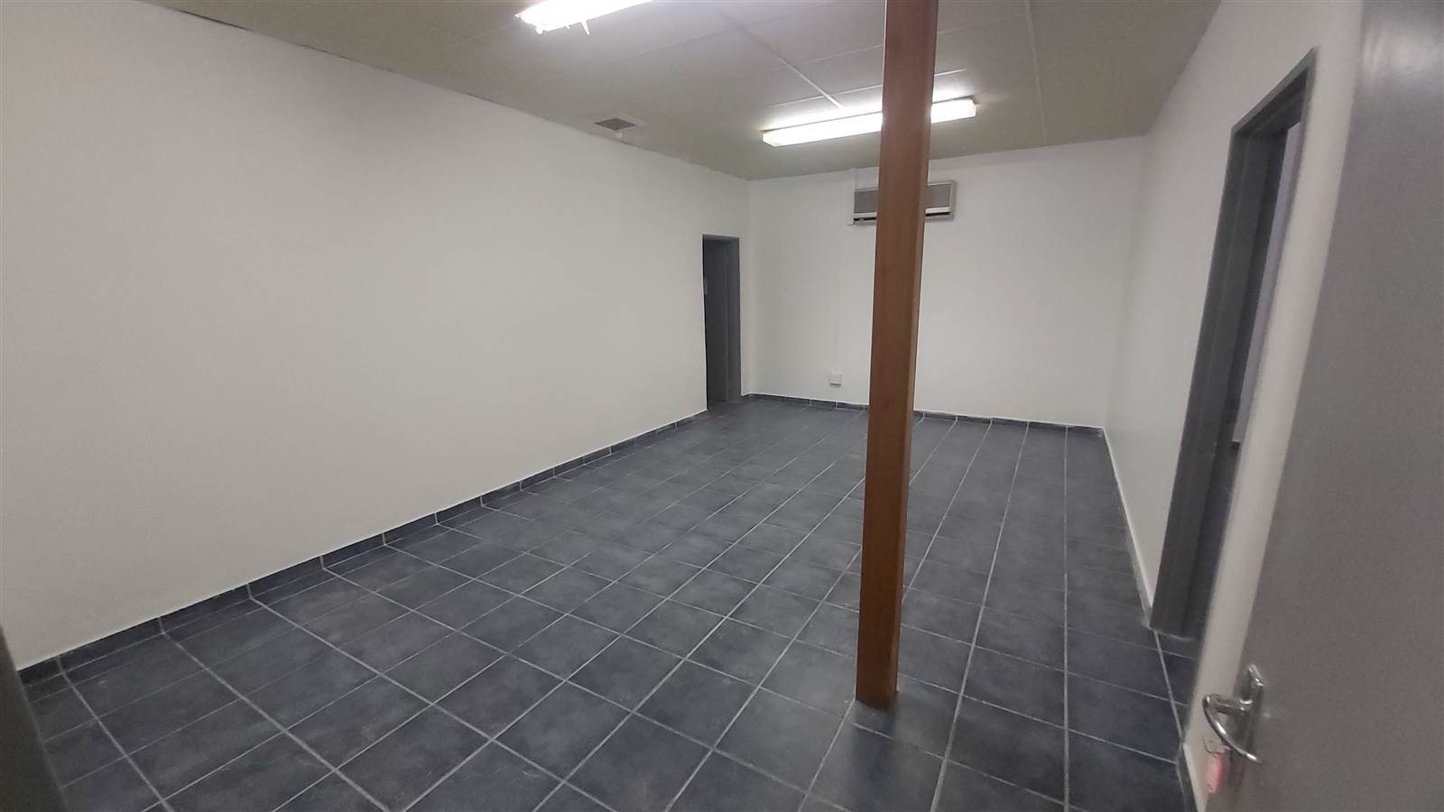 2666  m² Commercial space in Sonheuwel photo number 8