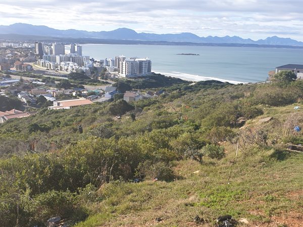 525 m² Land available in Mossel Bay Central