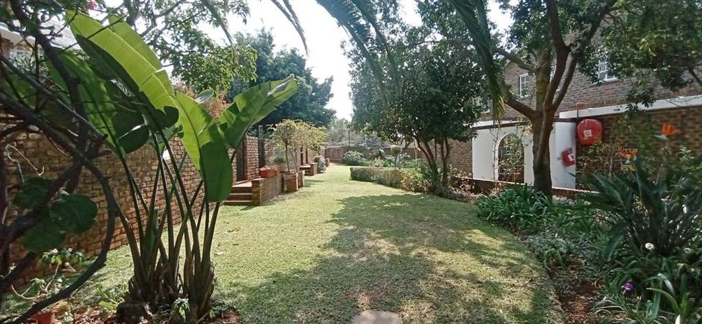 2 Bed Townhouse in Constantia Park photo number 24