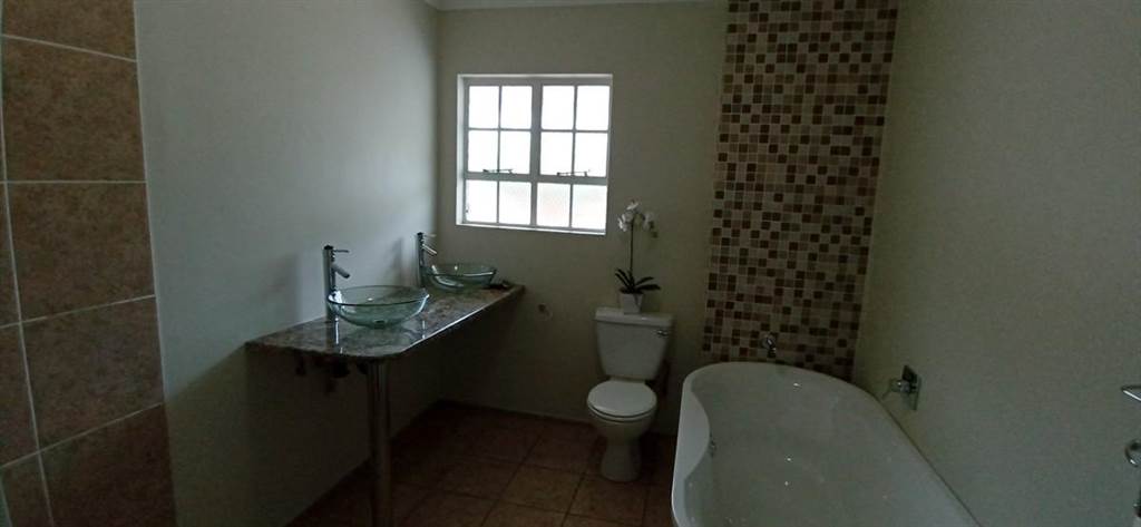 2 Bed Townhouse in Constantia Park photo number 23