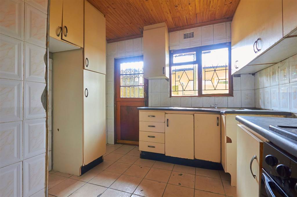 6 Bed House in Khayelitsha photo number 10