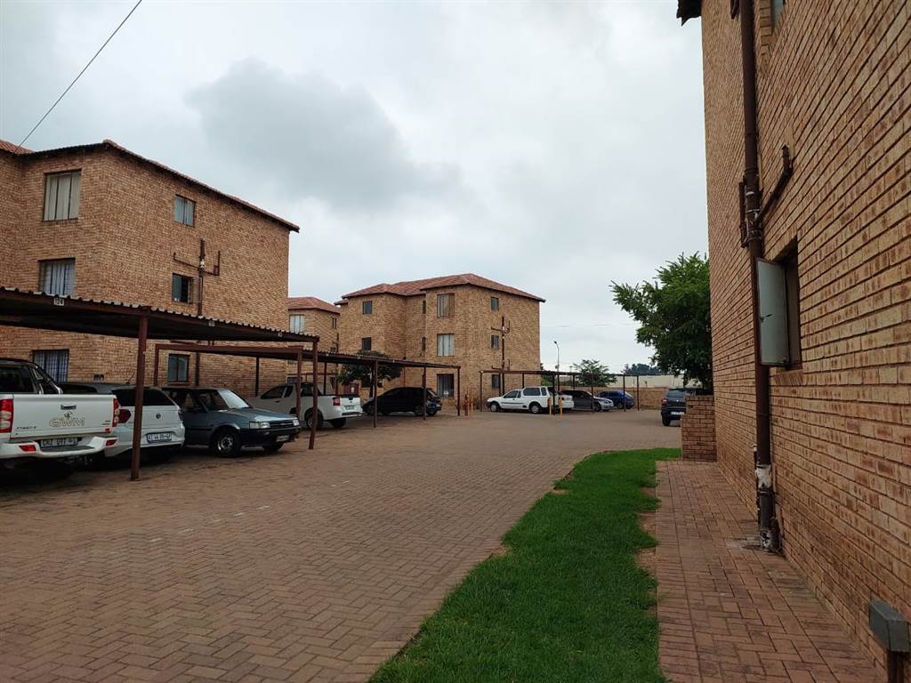 2 Bed Apartment in Randfontein Central photo number 2