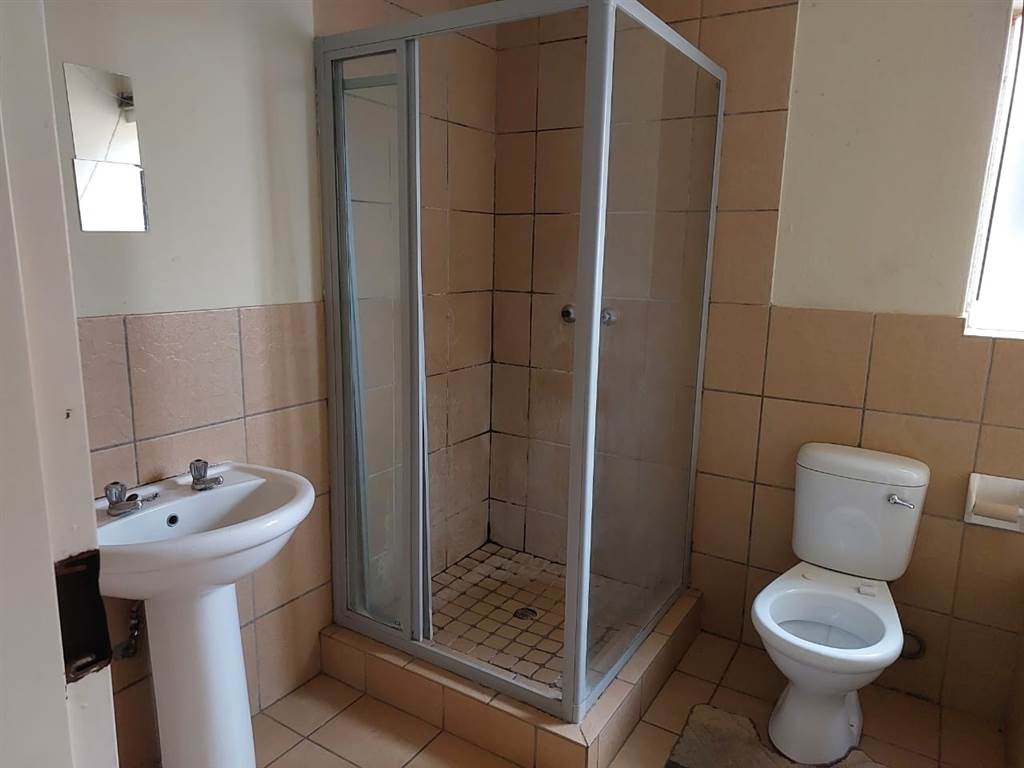 2 Bed Apartment in Randfontein Central photo number 11