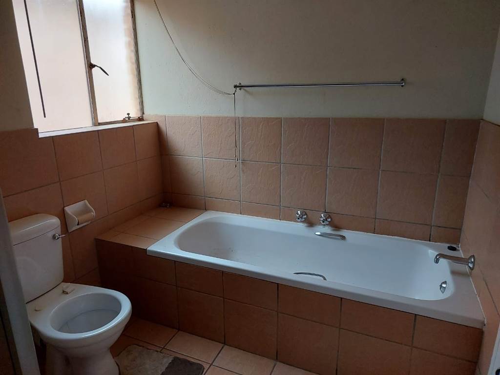 2 Bed Apartment in Randfontein Central photo number 12