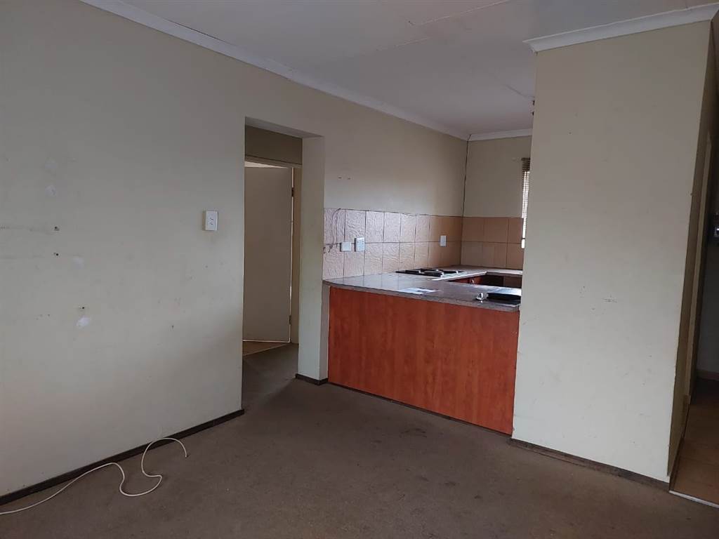 2 Bed Apartment in Randfontein Central photo number 6