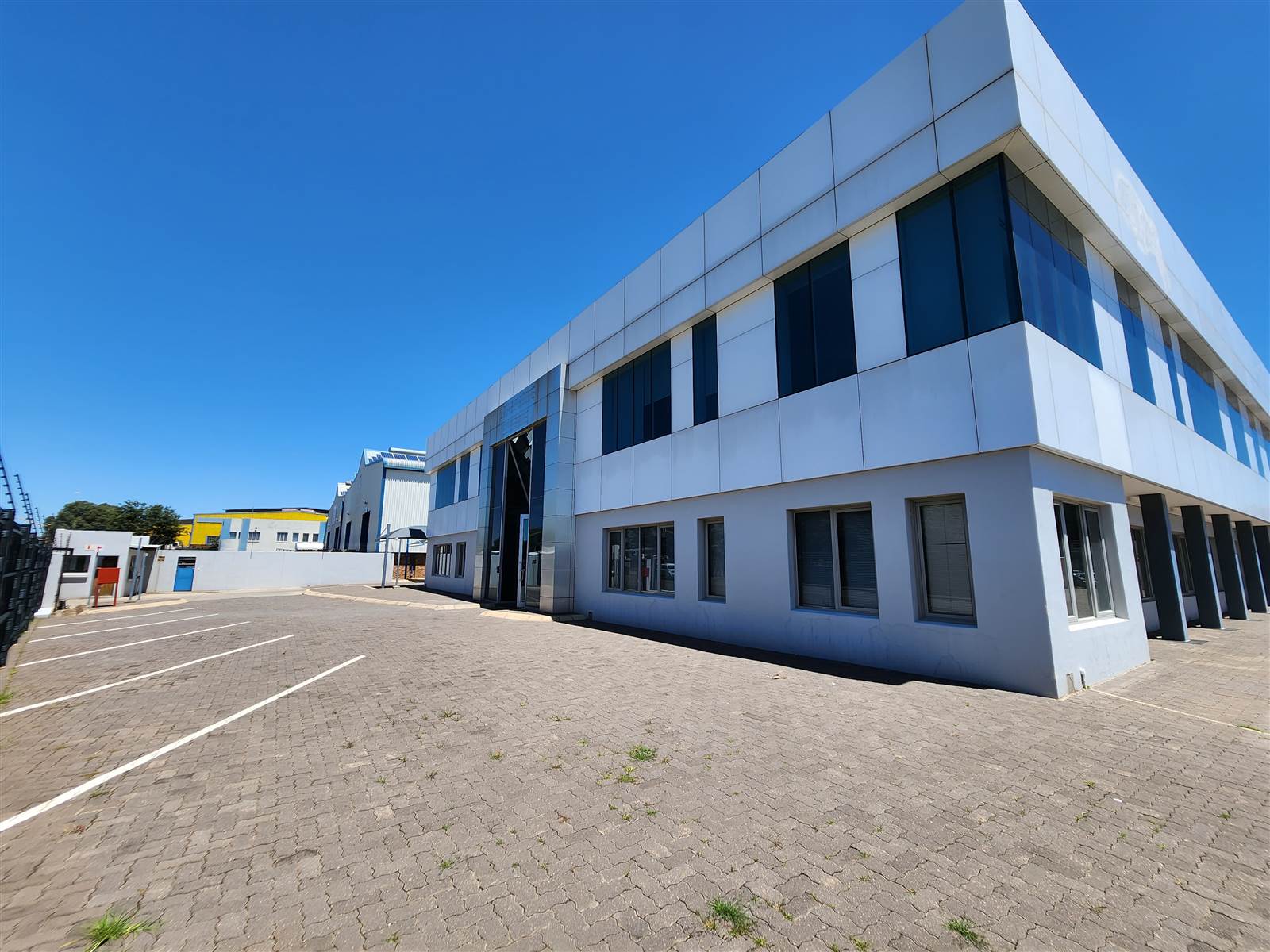 2100  m² Commercial space in Spartan photo number 2