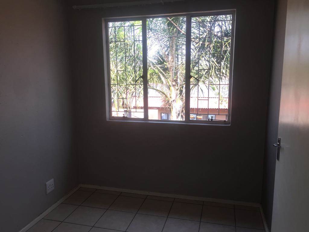 2 Bed Townhouse in Brackendowns photo number 9