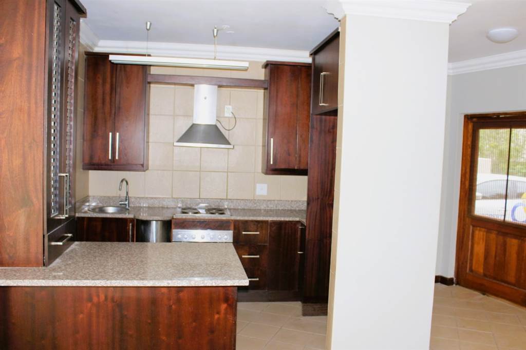 3 Bed Townhouse in Moreleta Park photo number 10
